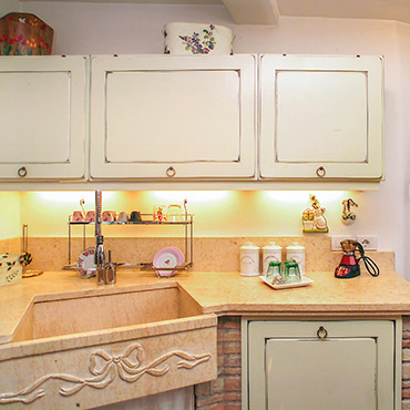 Azalea Cucina Rustica in legno bianco laccato in stile country - realizzata da Caminetti Carfagna