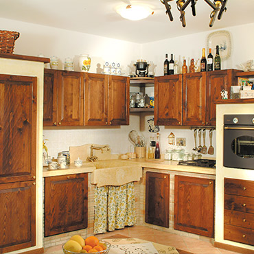 Iris Cucina Rustica in muratura e legno castagno anticato - realizzata da Caminetti Carfagna