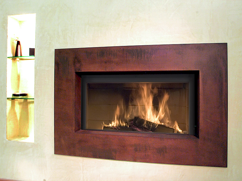 Noce - Camino a legna moderno con cornice in metallo effetto Corten realizzato da Caminetti Carfagna