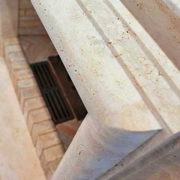 Particolare della lavorazione della cornice in marmo Tiglio realizzata da Caminetti Carfagna