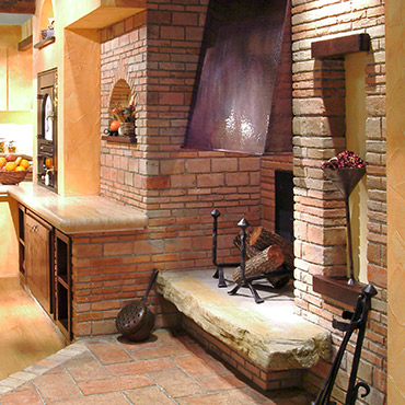 Lauro camino rustico con forno realizzato in muratura e pietra da Caminetti Carfagna
