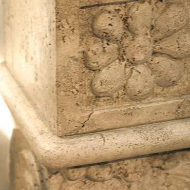 Particolare della cornice in marmo Camelia scolpita a mano da Caminetti Carfagna