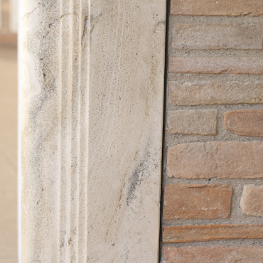 Cornice Salvator Rosa in marmo e vecchi mattoni realizzata artigianalmente da Caminetti Carfagna