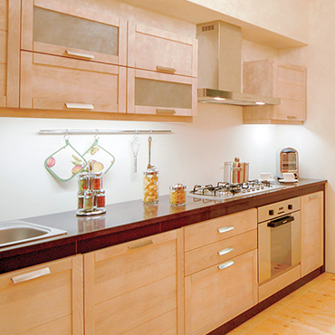 Ranuncolo cucina moderna in rovere massello e top in okite brown di Caminetti Carfagna