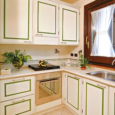Fucsia Cucina Rustica in legno bianco, con forno - realizzata da Caminetti Carfagna