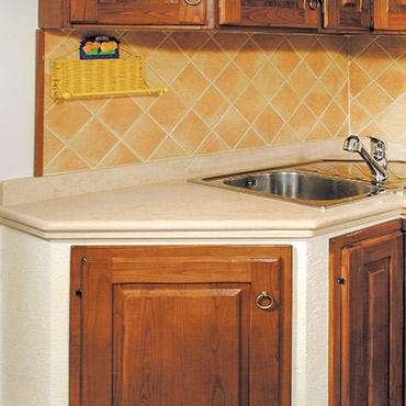 Glicine Cucina Rustica in legno castagno chiaro lavabo in marmo - realizzata da Caminetti Carfagna