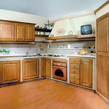 Glicine Cucina Rustica in legno castagno chiaro, stile country - realizzata da Caminetti Carfagna