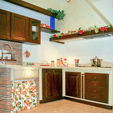 Mughetto Cucina Rustica in legno massello lavabo in marmo - realizzata da Caminetti Carfagna