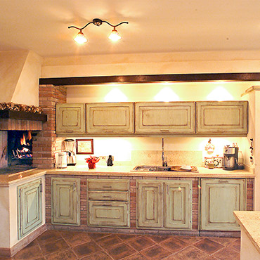 Ortensia Cucina Rustica in vera muratura con ante in castagno anticato - realizzata da Caminetti Carfagna
