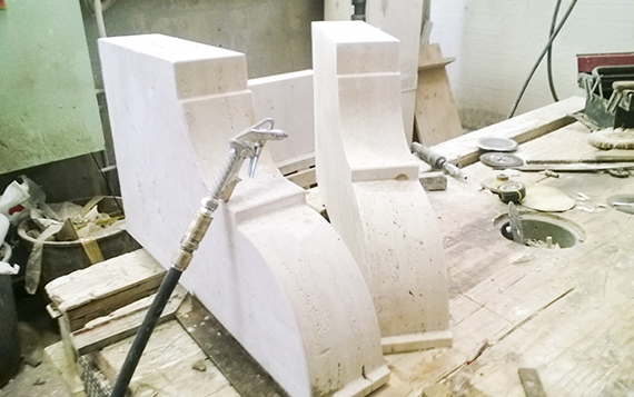 Camini cornice artigianali in marmo travertino massello realizzati a mano da Caminetti Carfagna