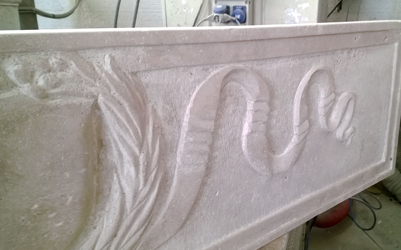 Camini cornice artigianali in marmo travertino massello realizzati da Caminetti Carfagna