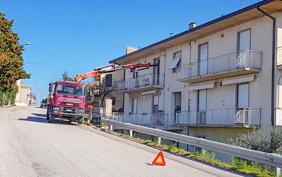 Trasporto e montaggio dei caminetti a legna con cornice in pietra realizzati da Caminetti Carfagna