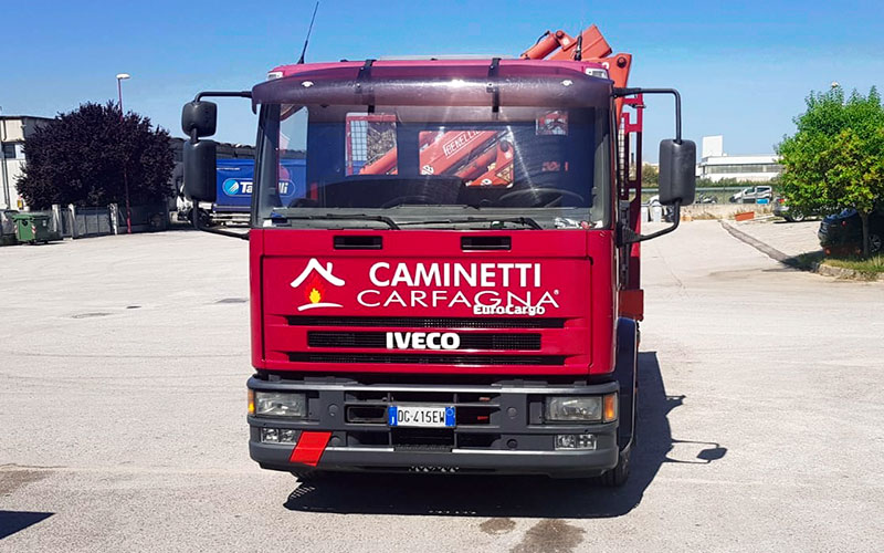 Trasporto e montaggio dei caminetti a legna con cornice in pietra realizzati da Caminetti Carfagna