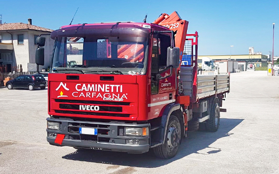 Trasporto e montaggio dei caminetti a legna con cornice in pietra realizzati da Caminetti Carfagna