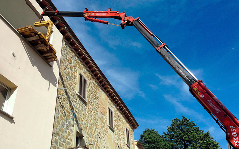 Trasporto e montaggio dei caminetti a legna con cornice in pietra realizzati da Caminetti Carfagna