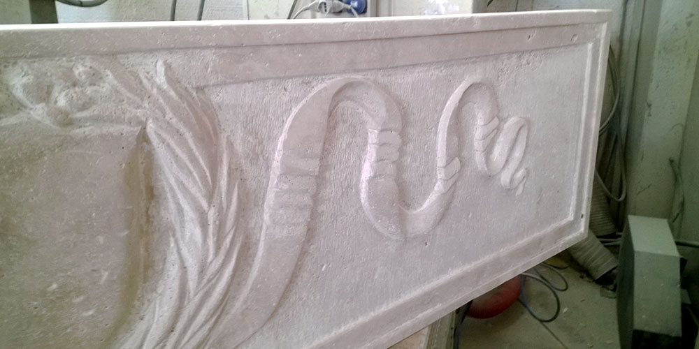 Camini cornice artigianali in marmo travertino massello realizzati da Caminetti Carfagna