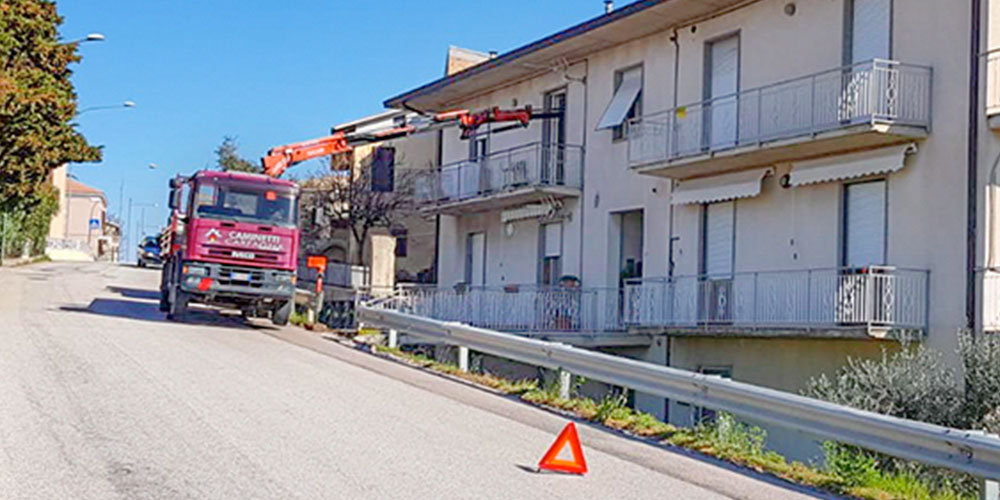 Trasporto e montaggio dei caminetti classici in pietra realizzati da Caminetti Carfagna